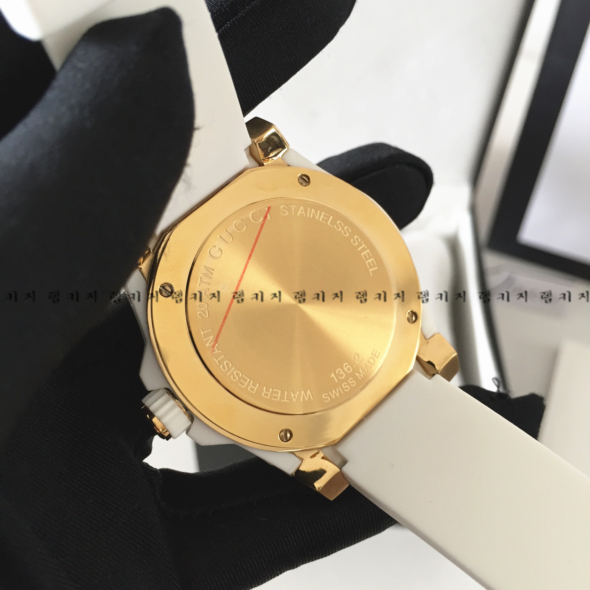 구찌 G 타임리스 다이브 화이트다이얼 우레탄시계